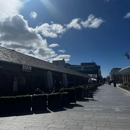 Apartment Sentral Og Lys Med Stor Uteplass Og Gratis Parkering