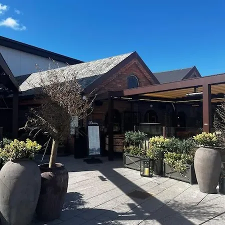 Sentral Og Lys Med Stor Uteplass Og Gratis Parkering