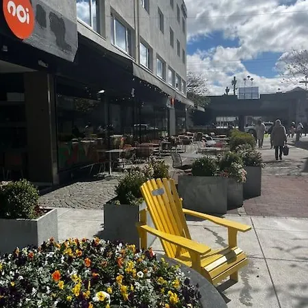 Sentral Og Lys Med Stor Uteplass Og Gratis Parkering *