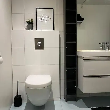 Sentral Og Lys Med Stor Uteplass Og Gratis Parkering 桑内斯