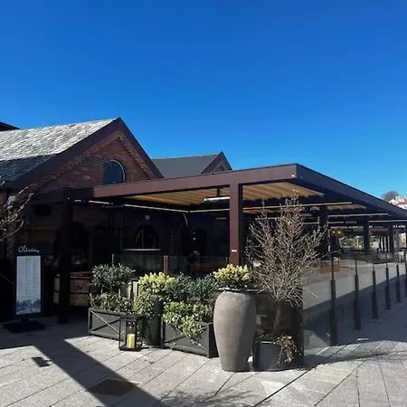 Apartment Sentral Og Lys Med Stor Uteplass Og Gratis Parkering