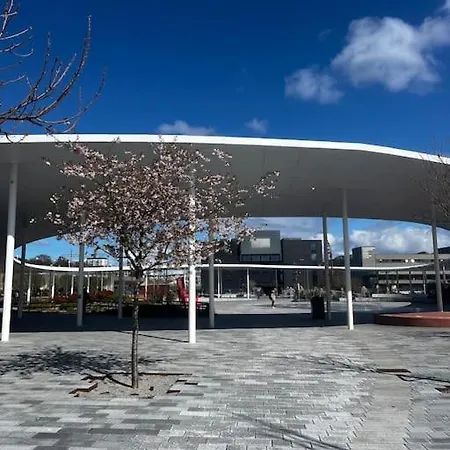 Sentral Og Lys Med Stor Uteplass Og Gratis Parkering 公寓
