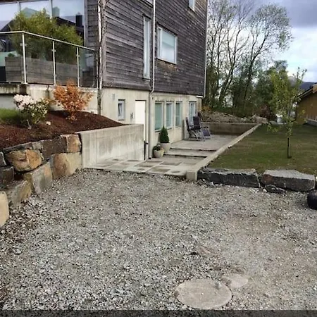 Sentral Og Lys Med Stor Uteplass Og Gratis Parkering