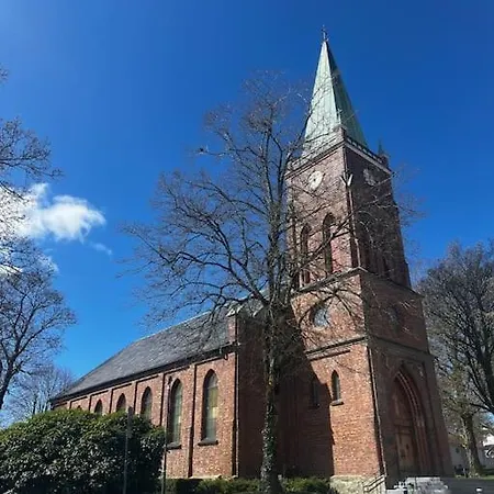 Sentral Og Lys Med Stor Uteplass Og Gratis Parkering Apartment