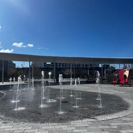 Sentral Og Lys Med Stor Uteplass Og Gratis Parkering *