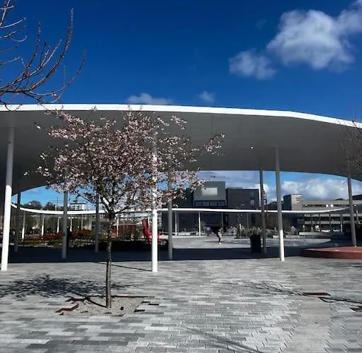 Sentral Og Lys Med Stor Uteplass Og Gratis Parkering Διαμέρισμα