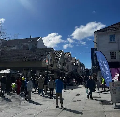 Διαμέρισμα Sentral Og Lys Med Stor Uteplass Og Gratis Parkering